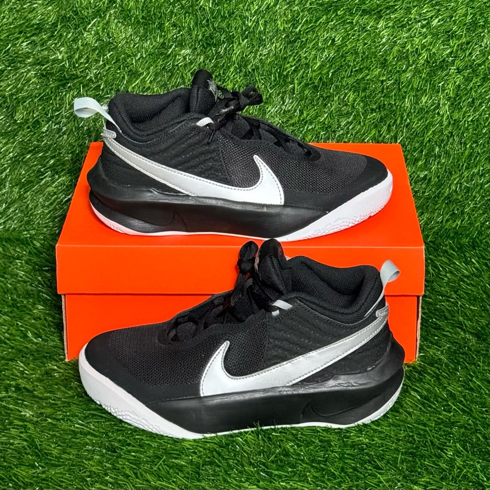 Boys Nike Team Hustle D10 Low Basketball Black Metallic Silver - CW6735-004